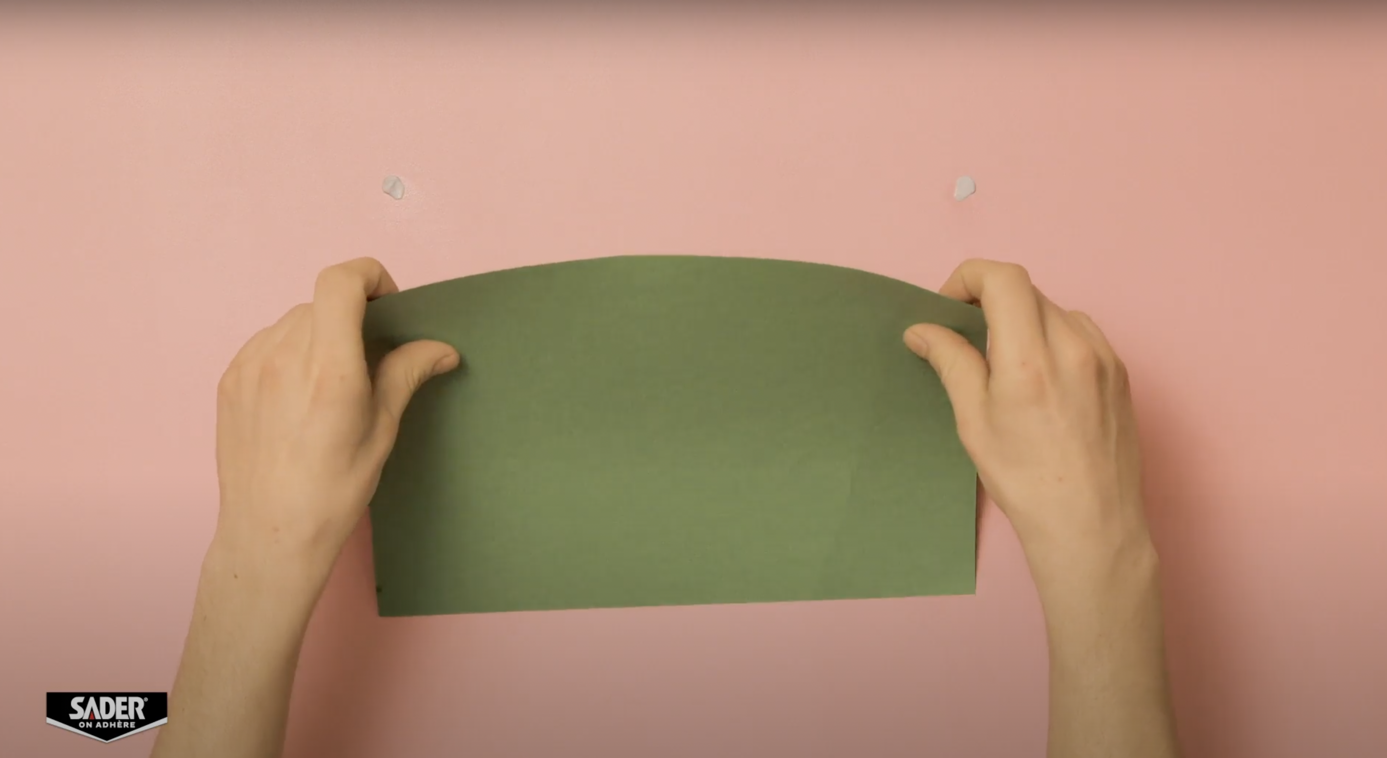 Sader, comment enlever de la pâte à fixe sur un mur