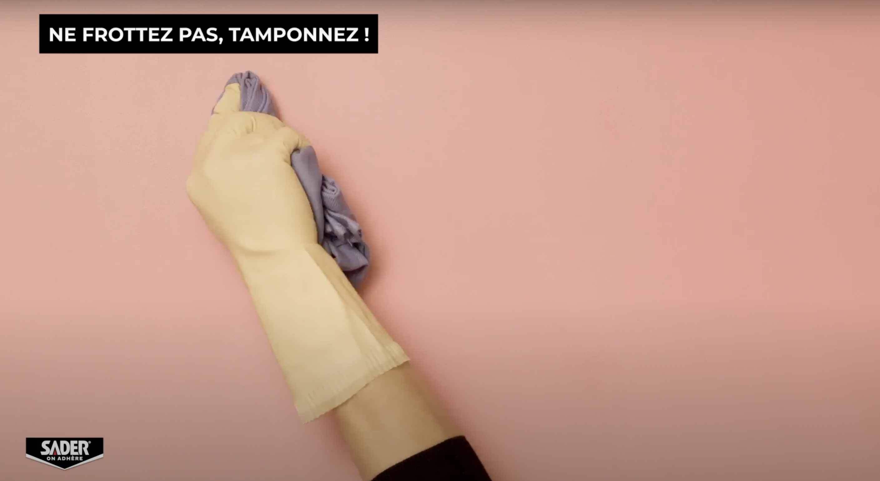 Sader, comment enlever de la pâte à fixe sur un mur