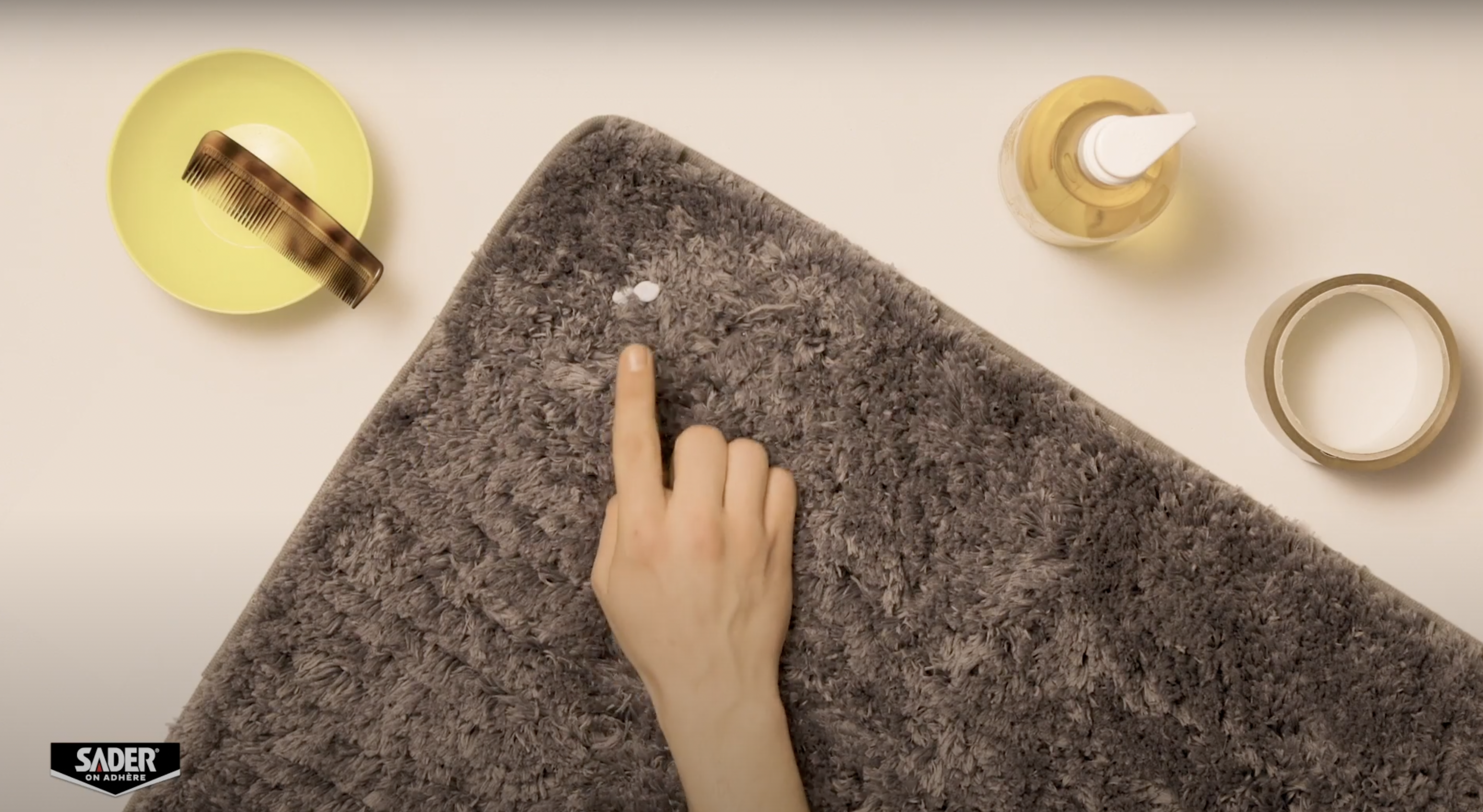 Sader, comment enlever de la pâte à fixe d’un tapis