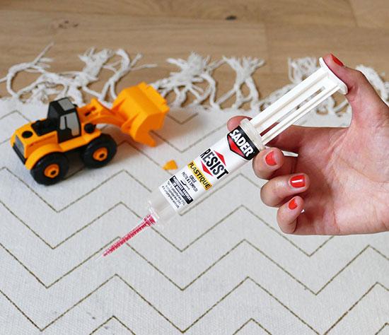 Comment réparer son jouet en plastique avec de la colle etape 2