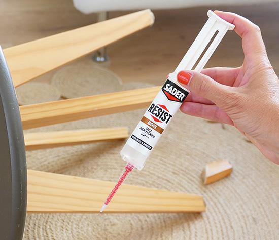 Comment réparer une table d'appoint en bois avec la colle Résist Bois etape 2