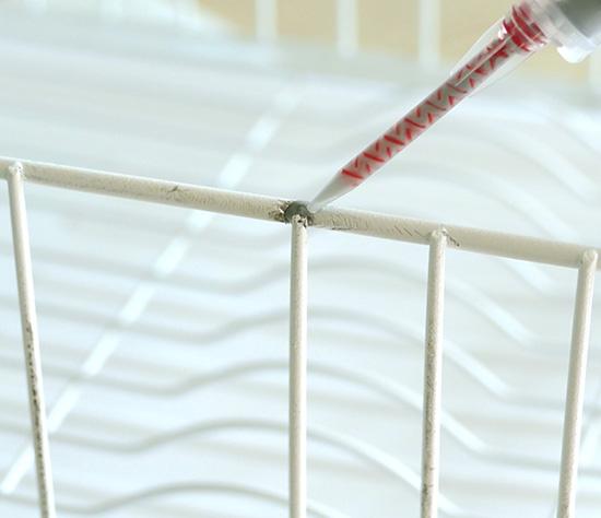 Réparer un égouttoir cassé avec votre colle Résist Métal etape 3