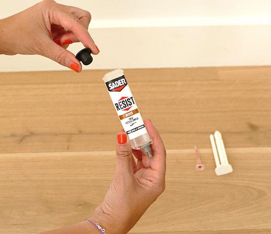 Comment réparer un cache pot en rotin avec de la colle bois etape 2 