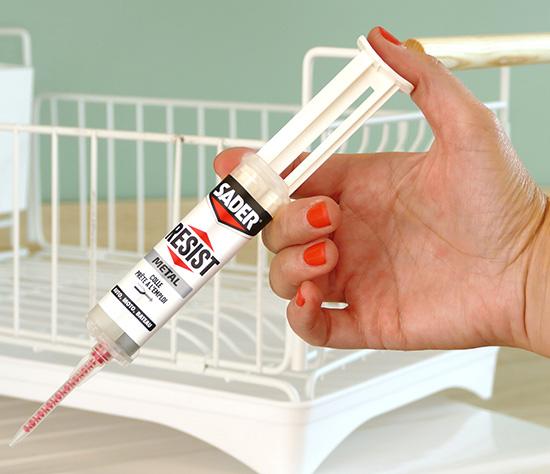Réparer un égouttoir cassé avec votre colle Résist Métal etape 2 