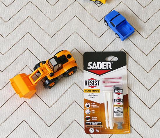 Comment réparer son jouet en plastique avec de la colle etape 1
