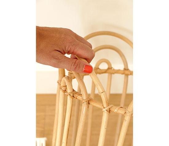 Comment réparer un cache pot en rotin avec de la colle bois etape 1